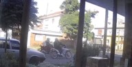 Video: vecinos auxiliaron a motociclista que era asaltada y pusieron en fuga a ladrones