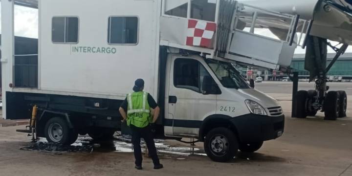 Falló un elevador al desembarcar pasajeros de un vuelo en Ezeiza y cuatro personas resultaron heridas