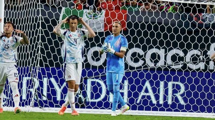 Keylor Navas empujó a Juan Pablo Vargas al Club Puebla