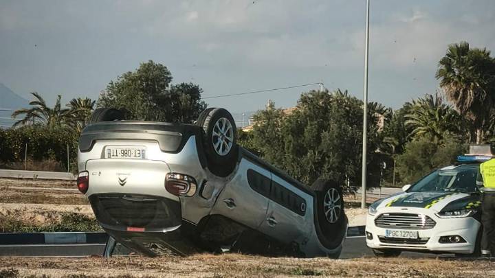 Un herido leve al volcar un coche en un accidente de tráfico en Alicante