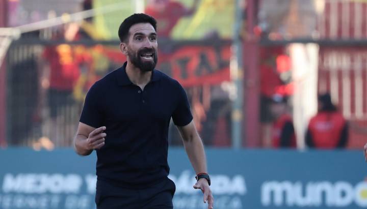 DT de U. Española destacó el deseo de referentes de volver al club: "Todos quieren ayudar"