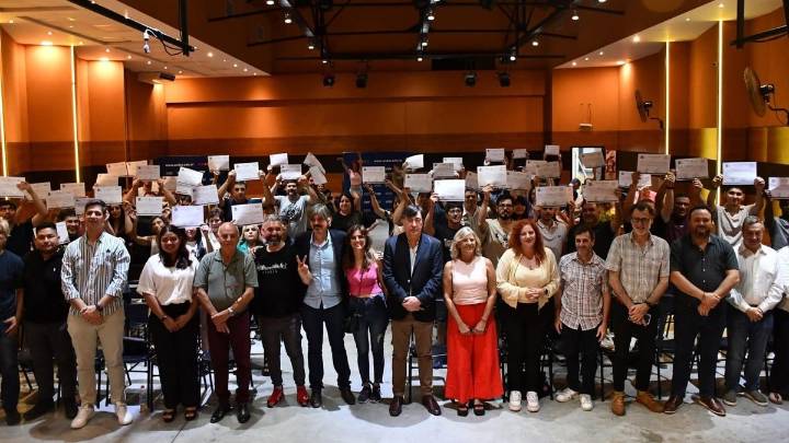 Decenas de vecinos recibieron sus certificados tras completar sus cursos