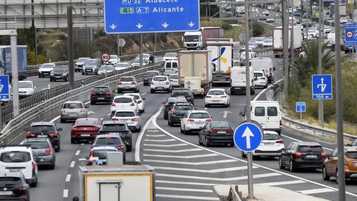 Largas colas y retenciones de vehículos a la altura del Nudo de Espinardo
