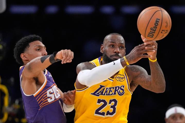 Lakers’ 7-game win streak ends amid sloppiness in blowout loss to Suns