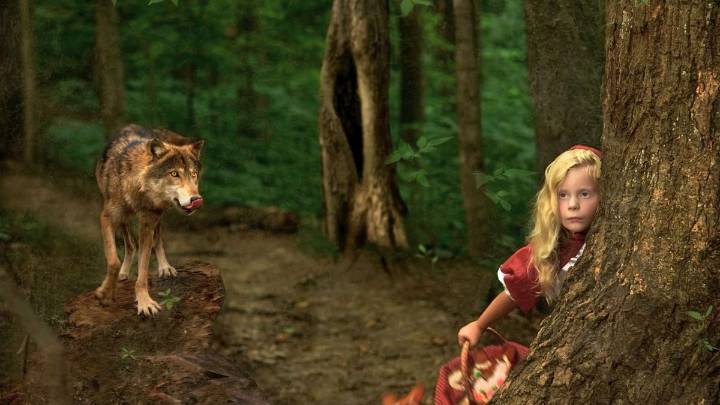 La historia real del clásico cuento de la Caperucita: con 11 años fue devorada por un lobo en medio del bosque
