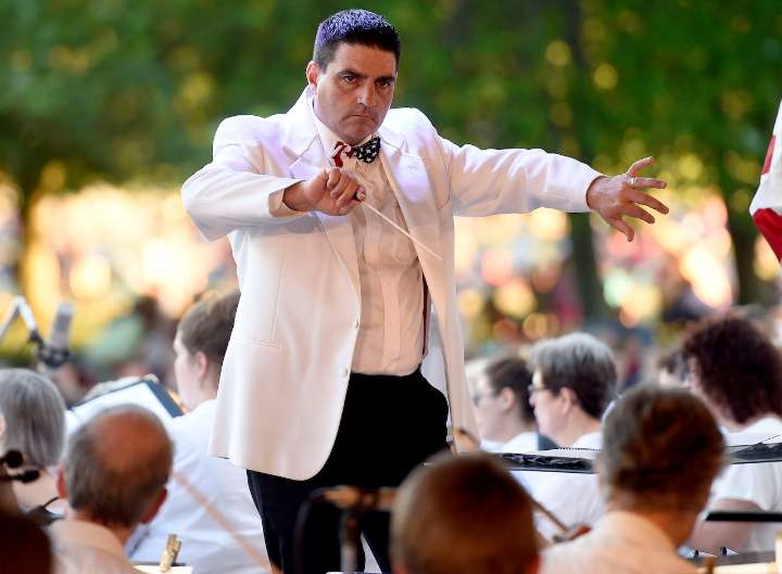 Sean O’Loughlin will conduct Syracuse Orchestra’s ‘Home for the Holidays’ concert