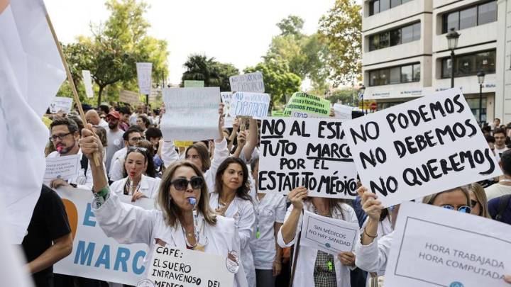 Los sindicatos convocan una huelga indefinida en enero contra el estatuto de Sanidad