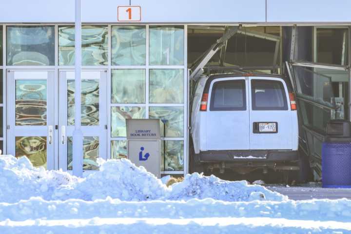 Superior police officer shot; suspect in custody