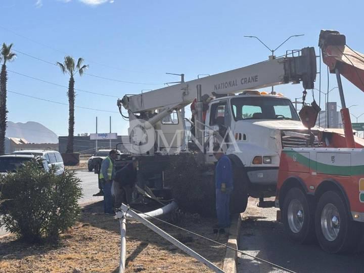 Accidente de grúa provoca caos vial en el Periférico de la Juventud