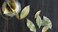 Mezclar hojas de laurel y bicarbonato de sodio: para qué sirve y por qué recomiendan hacerlo