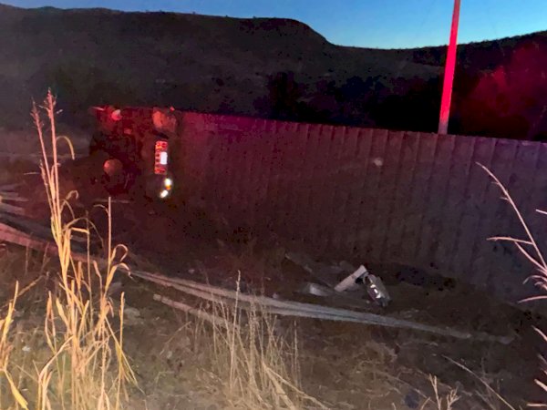 Vuelca tráiler cargado con madera en carretera libre a Juárez; hay 1 muerto