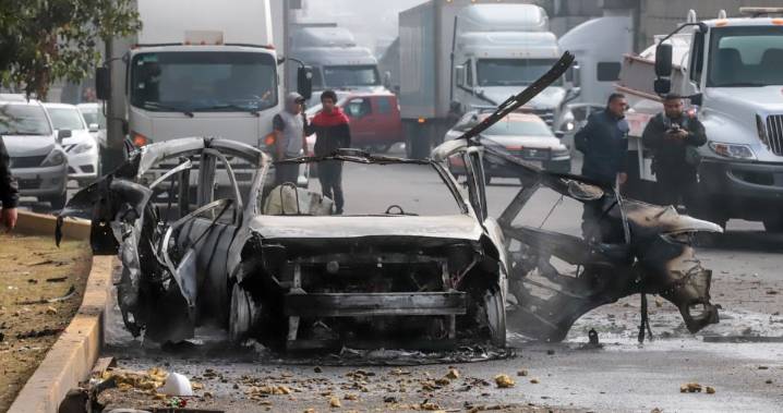 Taxi cargado con pirotecnia explota en la carretera México