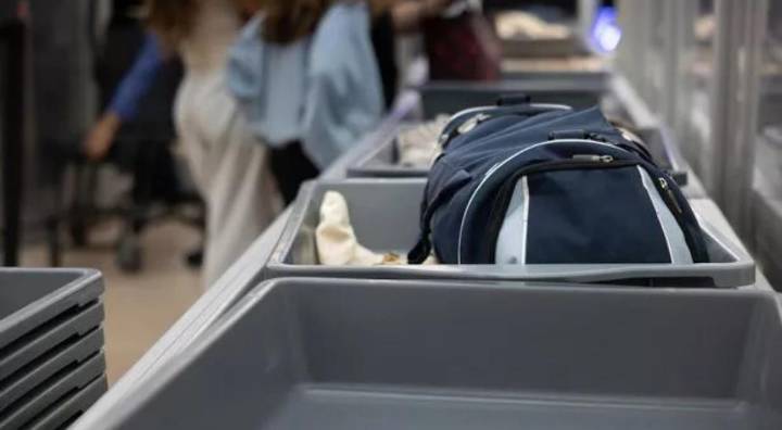 ALERTA viajeros: TSA PROHIBE nuevos artículos en el equipaje de mano desde diciembre 2025