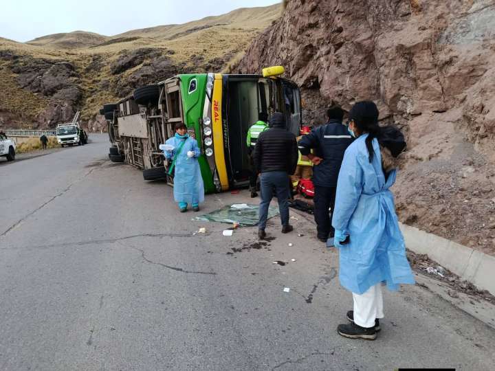 Cusco: siete fallecidos y casi 40 heridos deja volcadura de ómnibus en vía regional Espinar