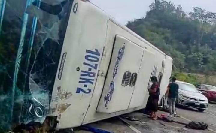 Tragedia en carretera: camión con indígenas rumbo al norte del país vuelca y deja un muerto