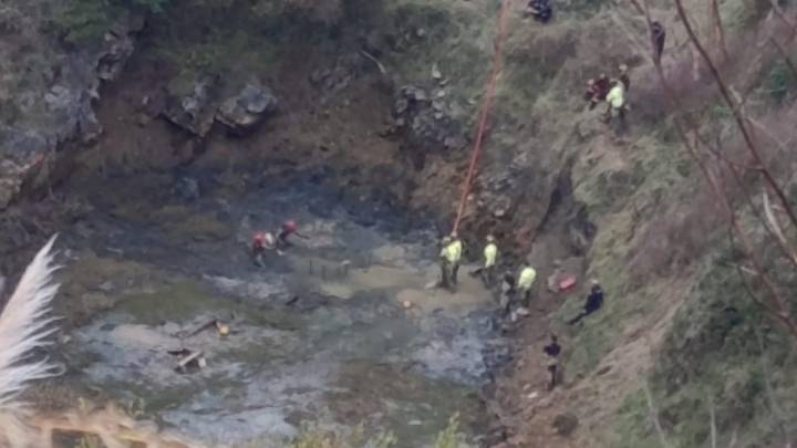 Los buzos despejan el acceso al posible coche de 'El Portugués' en la balsa de Berbes donde se busca a Mari Trini y su hija