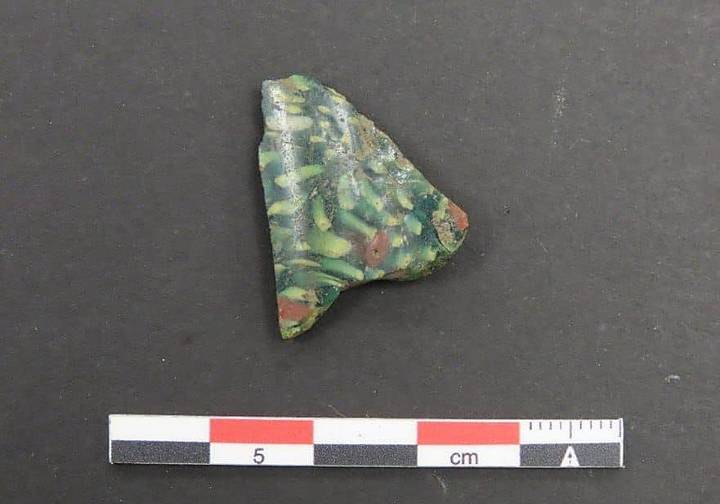 Un fragmento de vidrio mosaico, nuevo hallazgo en la Campa Torres, en Gijón