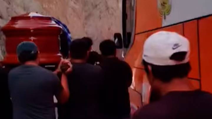 Paro impide paso de carroza fúnebre en Ocoña y amigos cargan ataúd a pie