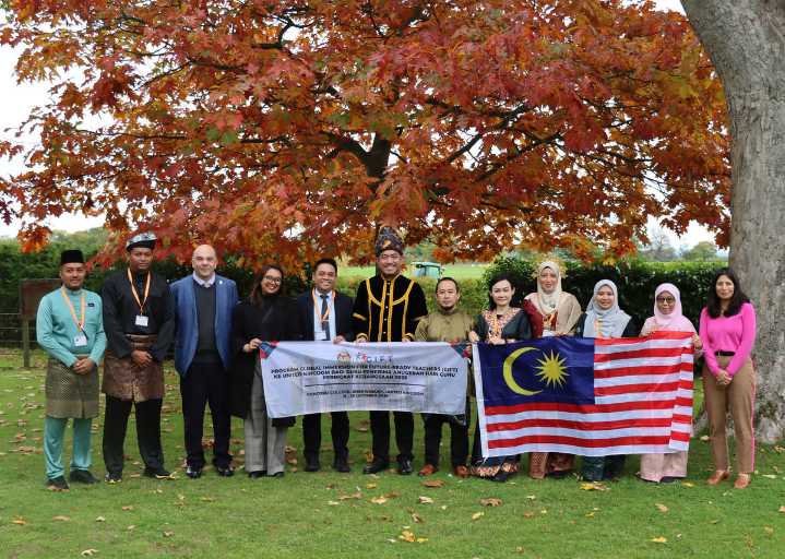 International delegation visits top college