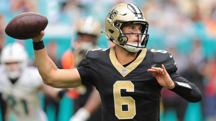 Saints deal huge loss to Bucs with help from Shough's legs