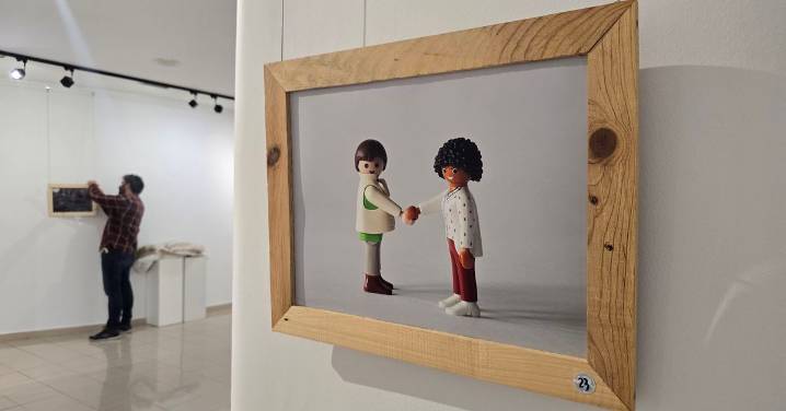 'Otras Miradas', una exposición de fotografías de Playmobil elaborada por la Escuela Santiago Uno