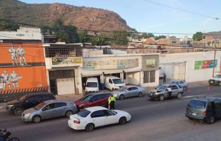 Resultan tres personas lesionadas en choque