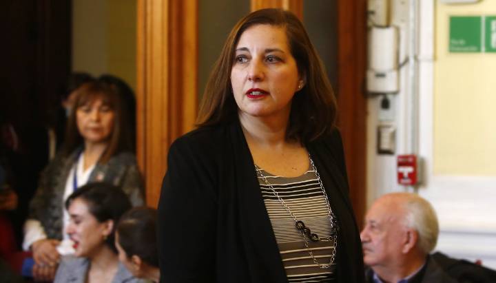 Senadora Vodanovic pide cerrar Lago Vichuquén por riesgo sanitario y ecológico