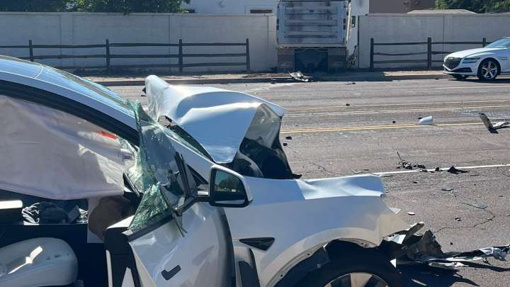 Tesla, dump truck crash head-on in Scottsdale