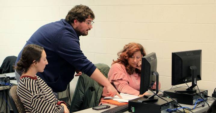 Indiana hopes high school seniors repeat financial aid filing success