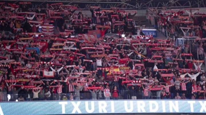 Vídeo: El enfado de unos 150 fans bloqueados sin poder ver al Sporting hasta el minuto 19 en Anoeta
