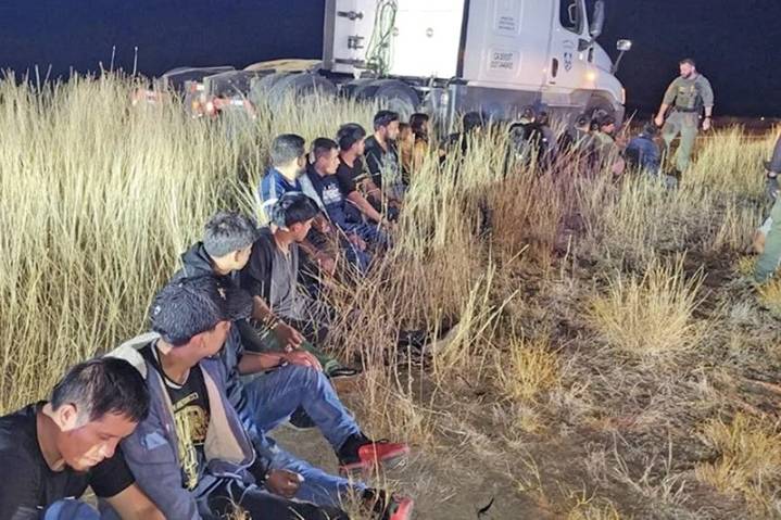 Autoridades en Texas detectan a 23 personas ocultas en la cabina de un camión cerca de la frontera