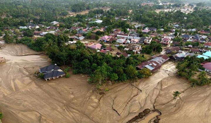 Indonesia floods, landslides kill over 1,000 as rescue efforts continue