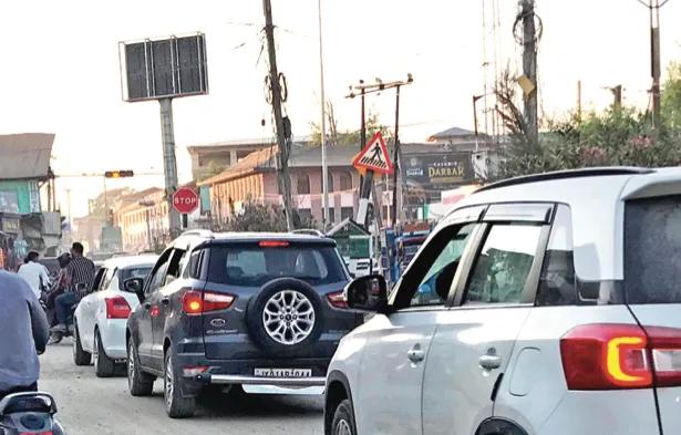 Traffic jams on Karan Nagar-SMHS Hospital stretch irk commuters