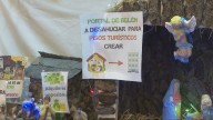 Una tradición religiosa para denunciar problemas terrenales: el belén de A Coruña con lemas como "la vivienda es un derecho, no un negocio"