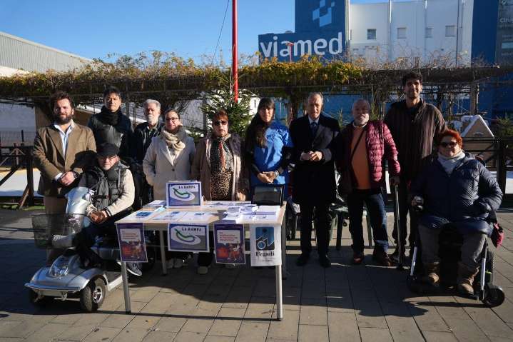 El alcalde visita las mesas informativas de AFEMEN y La Rampa