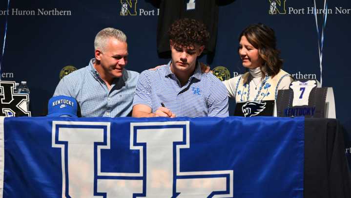 Lincoln Watkins signs letter-of-intent with Kentucky football