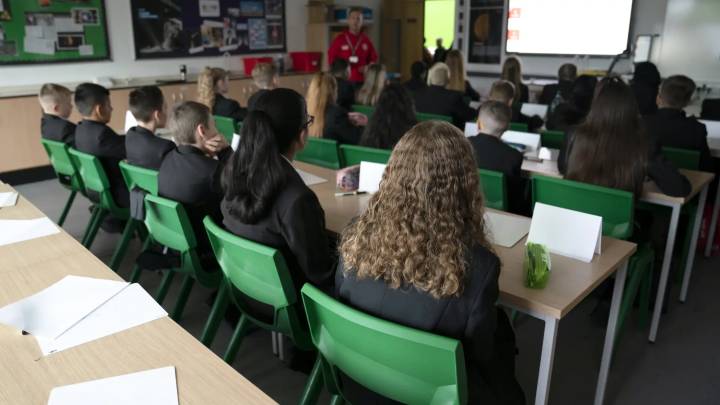 La ola de gripe golpea las escuelas de Reino Unido y deja cierres temporales, reducción de horario y limitación de villancicos
