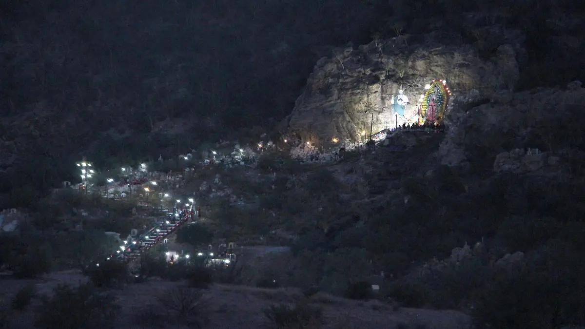 Peregrinos y creyentes acuden a celebrar a la Virgen de Guadalupe previo a su día
