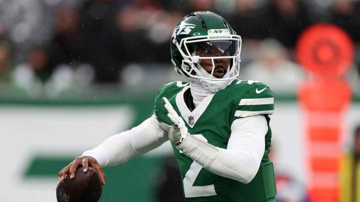 Jets QB Brady Cook makes NFL debut after Tyrod Taylor goes down with injury