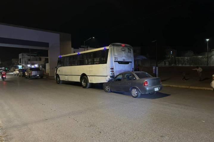 Auto se incrusta debajo de transporte de personal, en Saltillo