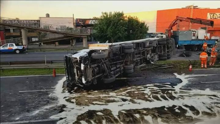 Caos en la Panamericana: volcó un camión cargado con aceite y cortaron ambos carriles El siniestro ocurrió a la altura del kilómetro 41,5 Ramal Campana. El camión quedó cruzado sobre la traza y el trá