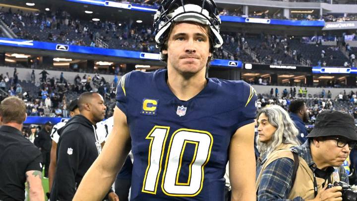 Justin Herbert to undergo hand surgery, might miss start vs Eagles