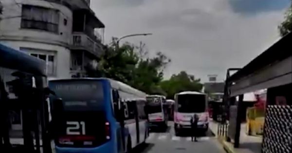 Video brutal: un colectivo atropelló a un inspector en plena terminal