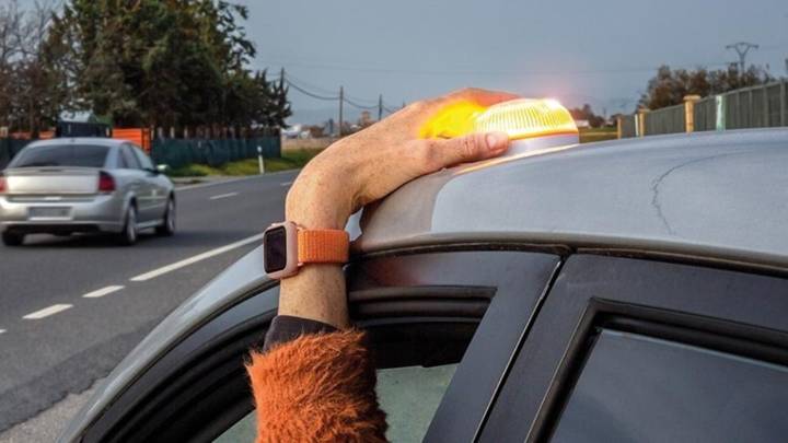 Vicente Herranz, experto en seguridad vial, sobre la baliza V16 obligatoria: "No registra velocidades ni hace seguimiento"