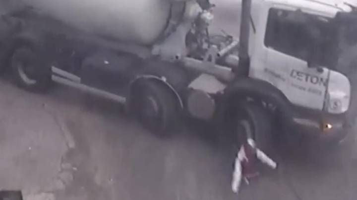 Un camión le pasó por encima a un joven: el estremecedor video