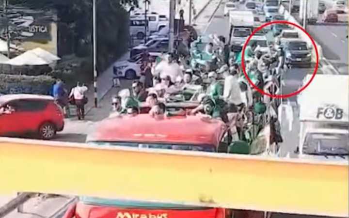 Nuevas imágenes de hincha del Palmeiras lo muestra sentado sobre baranda de bus