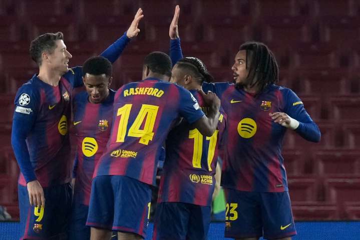 La cabeza de Kounde rescata al Barça de otra pájara en la Champions