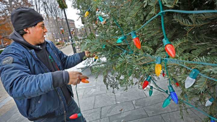 Is it illegal to put Christmas lights on my car? What Michigan law says