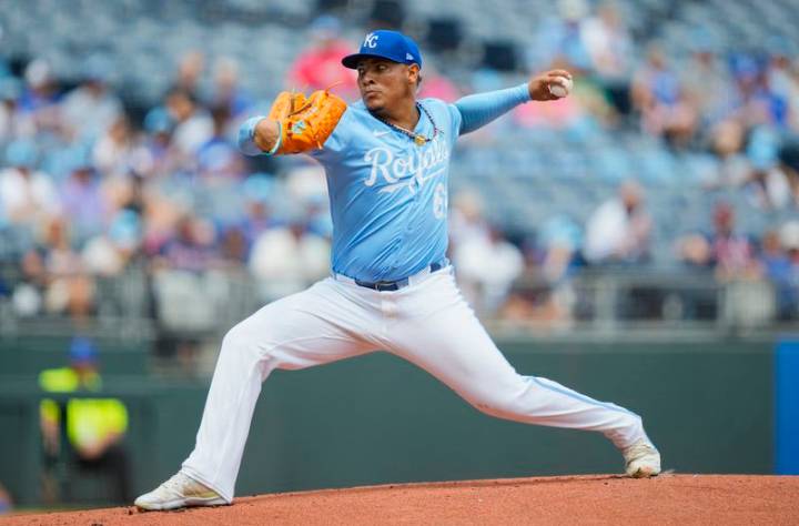 Reports: Brewers acquire lefty reliever Angel Zerpa from Royals