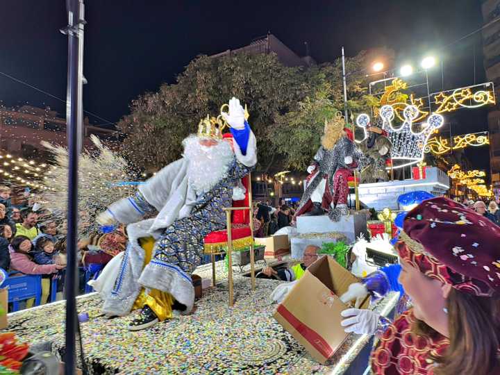 Santa Pola creará un espacio azul para personas neurodivergentes en los desfiles de Papá Noel y Reyes Magos